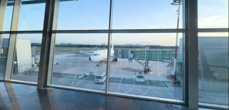 Almost no international direct flights