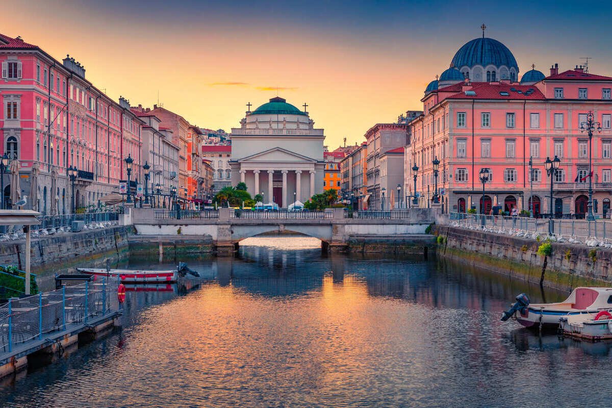 This Gorgeous Underrated Coastal City In Italy Is Surging In Popularity